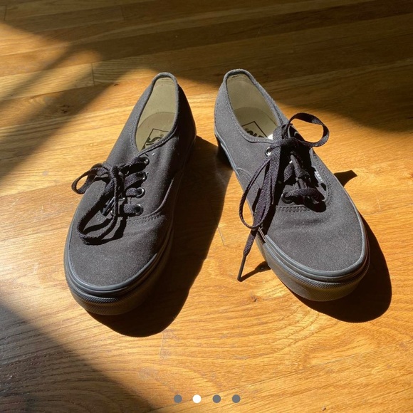Vans Authentic Core Classics Black/Black
Womens 5, Mens 3.5 - Picture 2 of 4